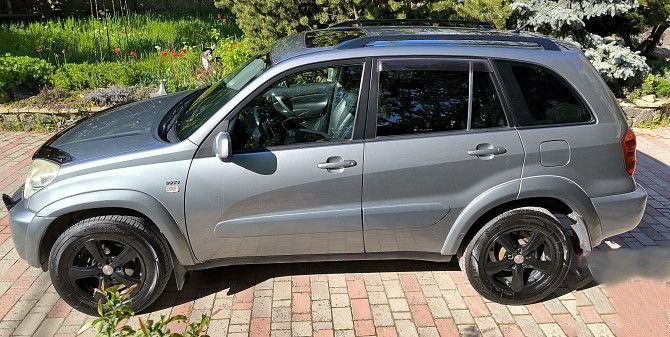 Тоyoта rav4, 2004 г. В. , объем двигателя 2,0 литра, пробег 138136 км, полный привод, коробка автомат, диски легкосплавные r16 (2 комплекта), черный кожаный салон, машина куплена у официального дилера в г. Донецк, 1 владелец с момента покупки, полностью обслужена, комплект зимней резины, в салоне не курили, в хорошем состоянии, сел и поехал. Осмотр в г. Донецк, продажа в связи с покупкой нового авто, перекупщиков не беспокоить. Цена 1100000 р. (торг у капота). +79493142555 - фотография - 9