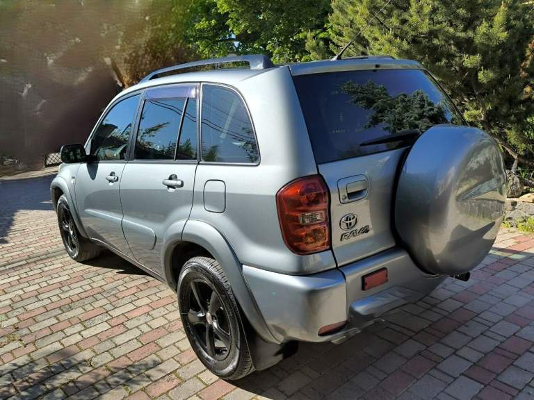 Тоyoта rav4, 2004 г. В. , объем двигателя 2,0 литра, пробег 138136 км, полный привод, коробка автомат, диски легкосплавные r16 (2 комплекта), черный кожаный салон, машина куплена у официального дилера в г. Донецк, 1 владелец с момента покупки, полностью обслужена, комплект зимней резины, в салоне не курили, в хорошем состоянии, сел и поехал. Осмотр в г. Донецк, продажа в связи с покупкой нового авто, перекупщиков не беспокоить. Цена 1100000 р. (торг у капота). +79493142555 - фотография - 5