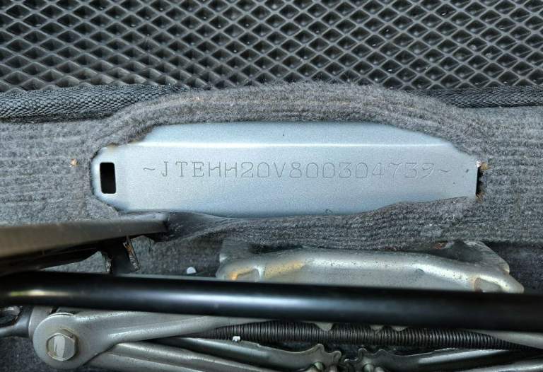 Тоyoта rav4, 2004 г. В. , объем двигателя 2,0 литра, пробег 138136 км, полный привод, коробка автомат, диски легкосплавные r16 (2 комплекта), черный кожаный салон, машина куплена у официального дилера в г. Донецк, 1 владелец с момента покупки, полностью обслужена, комплект зимней резины, в салоне не курили, в хорошем состоянии, сел и поехал. Осмотр в г. Донецк, продажа в связи с покупкой нового авто, перекупщиков не беспокоить. Цена 1100000 р. (торг у капота). +79493142555 - фотография - 15