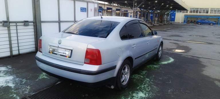 Продам volkswagen passat b5, 1998 год, 1.8 (без турбины), пробег 390 000 км.
Мотор капиталился пару лет назад — работает как часы. Грм менялся 17 тыс. Км назад. Залито масло 5w-30. Коробка без нареканий, ручник держит отлично.

Ходовка в идеале — всё менялось только на новое. Колодки новые, тормозные диски практически без износа.
По электрике всё работает — каждая кнопка. Установлена музыка: bluetooth, 4 динамика, сабвуфер, усилитель — звук достойный.
Из дополнительного:
– Новый бензонасос
– Отдам в придачу комплект новых запчастей на ходовку
– Свет — ближний и дальний как ксенон
– Доводчики стекол
– Двусторонняя сигнализация
– Два ключа
– Зимняя резина на оригинальных дисках
Кузов: есть незначительные сколы — по сути, не бросаются в глаза. Машина очень достойная, без вложений.

Цена: 500 000 ₽.
Сел и поехал. Кому интересно — звоните, всё расскажу.
Связь - +7 (949) 404-35-95 - фотография - 2
