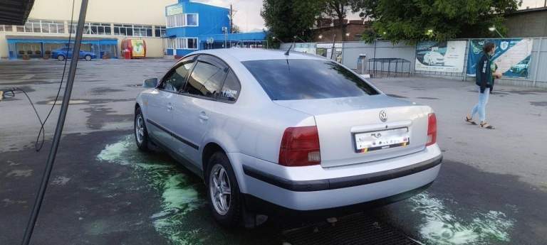 Продам volkswagen passat b5, 1998 год, 1.8 (без турбины), пробег 390 000 км.
Мотор капиталился пару лет назад — работает как часы. Грм менялся 17 тыс. Км назад. Залито масло 5w-30. Коробка без нареканий, ручник держит отлично.

Ходовка в идеале — всё менялось только на новое. Колодки новые, тормозные диски практически без износа.
По электрике всё работает — каждая кнопка. Установлена музыка: bluetooth, 4 динамика, сабвуфер, усилитель — звук достойный.
Из дополнительного:
– Новый бензонасос
– Отдам в придачу комплект новых запчастей на ходовку
– Свет — ближний и дальний как ксенон
– Доводчики стекол
– Двусторонняя сигнализация
– Два ключа
– Зимняя резина на оригинальных дисках
Кузов: есть незначительные сколы — по сути, не бросаются в глаза. Машина очень достойная, без вложений.

Цена: 500 000 ₽.
Сел и поехал. Кому интересно — звоните, всё расскажу.
Связь - +7 (949) 404-35-95 - фотография - 5