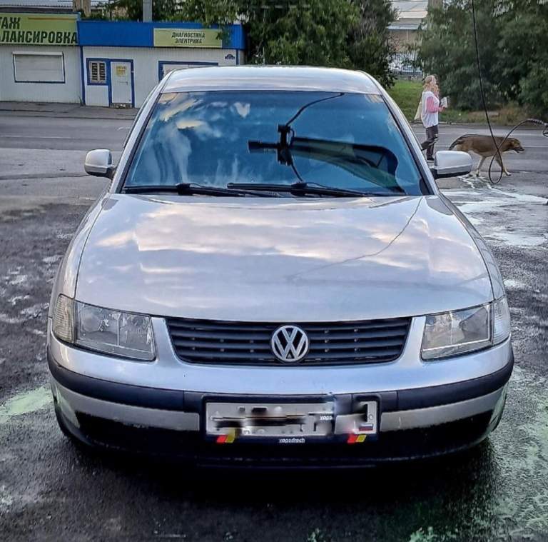 Продам volkswagen passat b5, 1998 год, 1.8 (без турбины), пробег 390 000 км.
Мотор капиталился пару лет назад — работает как часы. Грм менялся 17 тыс. Км назад. Залито масло 5w-30. Коробка без нареканий, ручник держит отлично.

Ходовка в идеале — всё менялось только на новое. Колодки новые, тормозные диски практически без износа.
По электрике всё работает — каждая кнопка. Установлена музыка: bluetooth, 4 динамика, сабвуфер, усилитель — звук достойный.
Из дополнительного:
– Новый бензонасос
– Отдам в придачу комплект новых запчастей на ходовку
– Свет — ближний и дальний как ксенон
– Доводчики стекол
– Двусторонняя сигнализация
– Два ключа
– Зимняя резина на оригинальных дисках
Кузов: есть незначительные сколы — по сути, не бросаются в глаза. Машина очень достойная, без вложений.

Цена: 500 000 ₽.
Сел и поехал. Кому интересно — звоните, всё расскажу.
Связь - +7 (949) 404-35-95 - фотография - 6