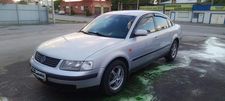 Продам volkswagen passat b5, 1998 год, 1.8 (без турбины), пробег 390 000 км.
Мотор капиталился пару лет назад — работает как часы. Грм менялся 17 тыс. Км назад. Залито масло 5w-30. Коробка без нареканий, ручник держит отлично.

Ходовка в идеале — всё менялось только на новое. Колодки новые, тормозные диски практически без износа.
По электрике всё работает — каждая кнопка. Установлена музыка: bluetooth, 4 динамика, сабвуфер, усилитель — звук достойный.
Из дополнительного:
– Новый бензонасос
– Отдам в придачу комплект новых запчастей на ходовку
– Свет — ближний и дальний как ксенон
– Доводчики стекол
– Двусторонняя сигнализация
– Два ключа
– Зимняя резина на оригинальных дисках
Кузов: есть незначительные сколы — по сути, не бросаются в глаза. Машина очень достойная, без вложений.

Цена: 500 000 ₽.
Сел и поехал. Кому интересно — звоните, всё расскажу.
Связь - +7 (949) 404-35-95 - фотография - 1