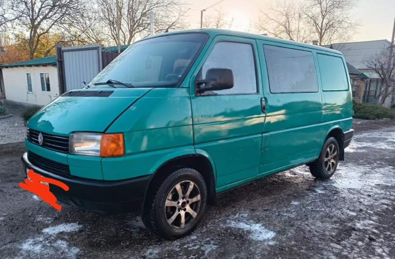 Продается грузовой фургон volkswagen t4, 1993 г. В. , категория "b".

**Характеристики:**
- Дизельный двигатель 2.4 л
- В рабочем состоянии, ежедневная эксплуатация
- Своевременное обслуживание
- Надежная эксплуатация: за 1,5 года владения ни разу не подвела
- Зимняя резина в комплекте
- Исправные механизмы: все работает, открывается, закрывается
- Установлены передние электростеклоподъемники
- Кпп без нареканий, передачи не выбивает

**Состояние кузова:**
- Есть возрастные недостатки (потертости, мелкие коррозии)

**Документы:**
- Чистые птс и стс

**Цена:** 450 000 руб.
**Локация:** донецк, макеевка
**Контактный телефон:** +7 (949) 370-91-03

Звоните, отвечу на все вопросы! - фотография - 1