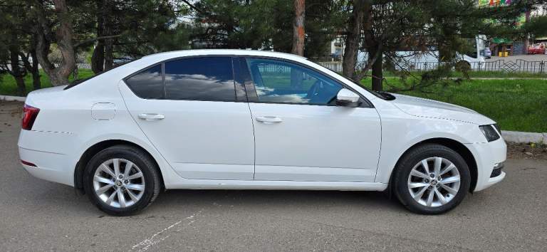 2017 Год 148260 км skoda octavia а7 1.6 mt еврокар, газ/бензин авто в отличном состоянии, с большим ресурсом! Полностью обслужена, никаких вложений не требует! Я второй владелец. Дтп не было, окрас весь родной. Очень экономичный мотор, самая надёжная и без проблемная связка 1,6 и механика. Установлено гбо! Расход газа по трассе 7-7,5 литров, по городу 9,5-10,5 литров! Не такси!
Стоимость любой поездки дешевле в два раза чем на обычном авто на бензине. Бака газа (950 рублей) хватает в среднем на 350-400 км пути.
Мотор работает идеально, масло не берёт.
Ходовка без нареканий, эксплуатирую авто бережно, стиль езды спокойный, размеренный. Салон чистый, аккуратная эксплуатация.
Шикарная комплектация:
Мультируль
Подогрев передних сидений
Автоматические складывающиеся зеркала при закрытии дверей на охрану
Зеркало заднего вида с затемнением
Подлокотник с регулировкой в четырёх направлениях!
Охлаждение бардачка
Двухзонный климат-контроль
Задние фары диодные, очень эффектно выглядят
Противотуманные передние фары
В комплекте под сиденьем имеется зонт
Под водительским сиденьем дополнительный потайной отсек (для бумажника удобно)
Практичный, приятный салон
Новые коврики еva
На лобовом стекле наклеена атермальная плёнка 3м.
В просторном багажнике размещена докатка. Практически не занимает места.
В комплекте два ключа
Установлен новый аккумулятор
Машина собрана на еврокаре, покупалась в запорожье в 2019 году. Авто с такой комплектацией и материалами в рф нет.
Новому хозяину достанется два комплекта колёс. Летние – европейский мишлен на литых дисках, зимние кумхо
Если вам нужен стильный, красивый, надёжный и практичный автомобиль – партнёр на все случаи жизни от отпуска до переезда, который экономит, а значит зарабатывает вам деньги, то эта шкода октавия для вас!
1 490 000 Руб. Торг +7949-580-15-00 - фотография - 3