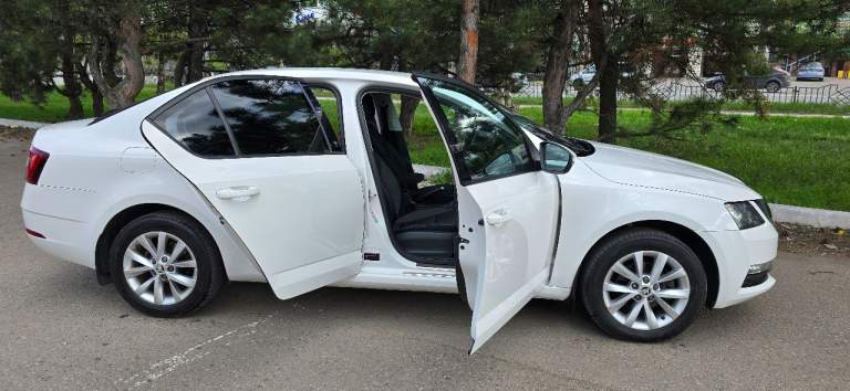 2017 Год 148260 км skoda octavia а7 1.6 mt еврокар, газ/бензин авто в отличном состоянии, с большим ресурсом! Полностью обслужена, никаких вложений не требует! Я второй владелец. Дтп не было, окрас весь родной. Очень экономичный мотор, самая надёжная и без проблемная связка 1,6 и механика. Установлено гбо! Расход газа по трассе 7-7,5 литров, по городу 9,5-10,5 литров! Не такси!
Стоимость любой поездки дешевле в два раза чем на обычном авто на бензине. Бака газа (950 рублей) хватает в среднем на 350-400 км пути.
Мотор работает идеально, масло не берёт.
Ходовка без нареканий, эксплуатирую авто бережно, стиль езды спокойный, размеренный. Салон чистый, аккуратная эксплуатация.
Шикарная комплектация:
Мультируль
Подогрев передних сидений
Автоматические складывающиеся зеркала при закрытии дверей на охрану
Зеркало заднего вида с затемнением
Подлокотник с регулировкой в четырёх направлениях!
Охлаждение бардачка
Двухзонный климат-контроль
Задние фары диодные, очень эффектно выглядят
Противотуманные передние фары
В комплекте под сиденьем имеется зонт
Под водительским сиденьем дополнительный потайной отсек (для бумажника удобно)
Практичный, приятный салон
Новые коврики еva
На лобовом стекле наклеена атермальная плёнка 3м.
В просторном багажнике размещена докатка. Практически не занимает места.
В комплекте два ключа
Установлен новый аккумулятор
Машина собрана на еврокаре, покупалась в запорожье в 2019 году. Авто с такой комплектацией и материалами в рф нет.
Новому хозяину достанется два комплекта колёс. Летние – европейский мишлен на литых дисках, зимние кумхо
Если вам нужен стильный, красивый, надёжный и практичный автомобиль – партнёр на все случаи жизни от отпуска до переезда, который экономит, а значит зарабатывает вам деньги, то эта шкода октавия для вас!
1 490 000 Руб. Торг +7949-580-15-00 - фотография - 20