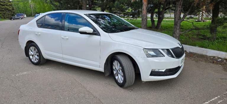 2017 Год 148260 км skoda octavia а7 1.6 mt еврокар, газ/бензин авто в отличном состоянии, с большим ресурсом! Полностью обслужена, никаких вложений не требует! Я второй владелец. Дтп не было, окрас весь родной. Очень экономичный мотор, самая надёжная и без проблемная связка 1,6 и механика. Установлено гбо! Расход газа по трассе 7-7,5 литров, по городу 9,5-10,5 литров! Не такси!
Стоимость любой поездки дешевле в два раза чем на обычном авто на бензине. Бака газа (950 рублей) хватает в среднем на 350-400 км пути.
Мотор работает идеально, масло не берёт.
Ходовка без нареканий, эксплуатирую авто бережно, стиль езды спокойный, размеренный. Салон чистый, аккуратная эксплуатация.
Шикарная комплектация:
Мультируль
Подогрев передних сидений
Автоматические складывающиеся зеркала при закрытии дверей на охрану
Зеркало заднего вида с затемнением
Подлокотник с регулировкой в четырёх направлениях!
Охлаждение бардачка
Двухзонный климат-контроль
Задние фары диодные, очень эффектно выглядят
Противотуманные передние фары
В комплекте под сиденьем имеется зонт
Под водительским сиденьем дополнительный потайной отсек (для бумажника удобно)
Практичный, приятный салон
Новые коврики еva
На лобовом стекле наклеена атермальная плёнка 3м.
В просторном багажнике размещена докатка. Практически не занимает места.
В комплекте два ключа
Установлен новый аккумулятор
Машина собрана на еврокаре, покупалась в запорожье в 2019 году. Авто с такой комплектацией и материалами в рф нет.
Новому хозяину достанется два комплекта колёс. Летние – европейский мишлен на литых дисках, зимние кумхо
Если вам нужен стильный, красивый, надёжный и практичный автомобиль – партнёр на все случаи жизни от отпуска до переезда, который экономит, а значит зарабатывает вам деньги, то эта шкода октавия для вас!
1 490 000 Руб. Торг +7949-580-15-00 - фотография - 26