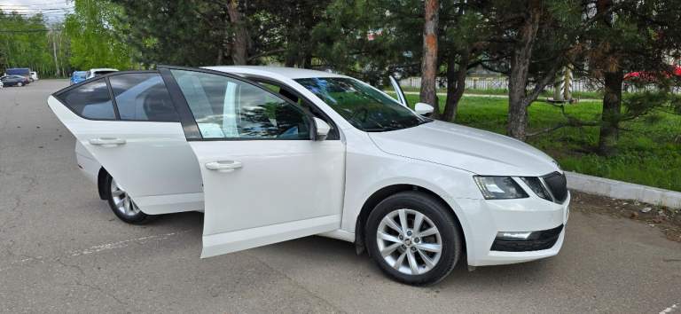 2017 Год 148260 км skoda octavia а7 1.6 mt еврокар, газ/бензин авто в отличном состоянии, с большим ресурсом! Полностью обслужена, никаких вложений не требует! Я второй владелец. Дтп не было, окрас весь родной. Очень экономичный мотор, самая надёжная и без проблемная связка 1,6 и механика. Установлено гбо! Расход газа по трассе 7-7,5 литров, по городу 9,5-10,5 литров! Не такси!
Стоимость любой поездки дешевле в два раза чем на обычном авто на бензине. Бака газа (950 рублей) хватает в среднем на 350-400 км пути.
Мотор работает идеально, масло не берёт.
Ходовка без нареканий, эксплуатирую авто бережно, стиль езды спокойный, размеренный. Салон чистый, аккуратная эксплуатация.
Шикарная комплектация:
Мультируль
Подогрев передних сидений
Автоматические складывающиеся зеркала при закрытии дверей на охрану
Зеркало заднего вида с затемнением
Подлокотник с регулировкой в четырёх направлениях!
Охлаждение бардачка
Двухзонный климат-контроль
Задние фары диодные, очень эффектно выглядят
Противотуманные передние фары
В комплекте под сиденьем имеется зонт
Под водительским сиденьем дополнительный потайной отсек (для бумажника удобно)
Практичный, приятный салон
Новые коврики еva
На лобовом стекле наклеена атермальная плёнка 3м.
В просторном багажнике размещена докатка. Практически не занимает места.
В комплекте два ключа
Установлен новый аккумулятор
Машина собрана на еврокаре, покупалась в запорожье в 2019 году. Авто с такой комплектацией и материалами в рф нет.
Новому хозяину достанется два комплекта колёс. Летние – европейский мишлен на литых дисках, зимние кумхо
Если вам нужен стильный, красивый, надёжный и практичный автомобиль – партнёр на все случаи жизни от отпуска до переезда, который экономит, а значит зарабатывает вам деньги, то эта шкода октавия для вас!
1 490 000 Руб. Торг +7949-580-15-00 - фотография - 21