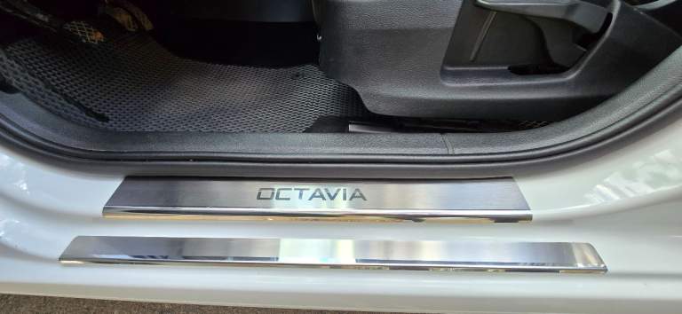 2017 Год 148260 км skoda octavia а7 1.6 mt еврокар, газ/бензин авто в отличном состоянии, с большим ресурсом! Полностью обслужена, никаких вложений не требует! Я второй владелец. Дтп не было, окрас весь родной. Очень экономичный мотор, самая надёжная и без проблемная связка 1,6 и механика. Установлено гбо! Расход газа по трассе 7-7,5 литров, по городу 9,5-10,5 литров! Не такси!
Стоимость любой поездки дешевле в два раза чем на обычном авто на бензине. Бака газа (950 рублей) хватает в среднем на 350-400 км пути.
Мотор работает идеально, масло не берёт.
Ходовка без нареканий, эксплуатирую авто бережно, стиль езды спокойный, размеренный. Салон чистый, аккуратная эксплуатация.
Шикарная комплектация:
Мультируль
Подогрев передних сидений
Автоматические складывающиеся зеркала при закрытии дверей на охрану
Зеркало заднего вида с затемнением
Подлокотник с регулировкой в четырёх направлениях!
Охлаждение бардачка
Двухзонный климат-контроль
Задние фары диодные, очень эффектно выглядят
Противотуманные передние фары
В комплекте под сиденьем имеется зонт
Под водительским сиденьем дополнительный потайной отсек (для бумажника удобно)
Практичный, приятный салон
Новые коврики еva
На лобовом стекле наклеена атермальная плёнка 3м.
В просторном багажнике размещена докатка. Практически не занимает места.
В комплекте два ключа
Установлен новый аккумулятор
Машина собрана на еврокаре, покупалась в запорожье в 2019 году. Авто с такой комплектацией и материалами в рф нет.
Новому хозяину достанется два комплекта колёс. Летние – европейский мишлен на литых дисках, зимние кумхо
Если вам нужен стильный, красивый, надёжный и практичный автомобиль – партнёр на все случаи жизни от отпуска до переезда, который экономит, а значит зарабатывает вам деньги, то эта шкода октавия для вас!
1 490 000 Руб. Торг +7949-580-15-00 - фотография - 16