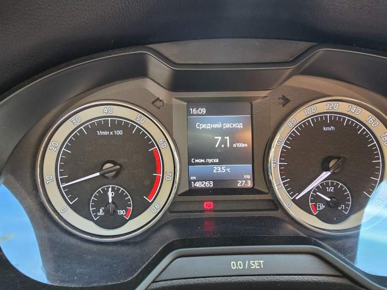 2017 Год 148260 км skoda octavia а7 1.6 mt еврокар, газ/бензин авто в отличном состоянии, с большим ресурсом! Полностью обслужена, никаких вложений не требует! Я второй владелец. Дтп не было, окрас весь родной. Очень экономичный мотор, самая надёжная и без проблемная связка 1,6 и механика. Установлено гбо! Расход газа по трассе 7-7,5 литров, по городу 9,5-10,5 литров! Не такси!
Стоимость любой поездки дешевле в два раза чем на обычном авто на бензине. Бака газа (950 рублей) хватает в среднем на 350-400 км пути.
Мотор работает идеально, масло не берёт.
Ходовка без нареканий, эксплуатирую авто бережно, стиль езды спокойный, размеренный. Салон чистый, аккуратная эксплуатация.
Шикарная комплектация:
Мультируль
Подогрев передних сидений
Автоматические складывающиеся зеркала при закрытии дверей на охрану
Зеркало заднего вида с затемнением
Подлокотник с регулировкой в четырёх направлениях!
Охлаждение бардачка
Двухзонный климат-контроль
Задние фары диодные, очень эффектно выглядят
Противотуманные передние фары
В комплекте под сиденьем имеется зонт
Под водительским сиденьем дополнительный потайной отсек (для бумажника удобно)
Практичный, приятный салон
Новые коврики еva
На лобовом стекле наклеена атермальная плёнка 3м.
В просторном багажнике размещена докатка. Практически не занимает места.
В комплекте два ключа
Установлен новый аккумулятор
Машина собрана на еврокаре, покупалась в запорожье в 2019 году. Авто с такой комплектацией и материалами в рф нет.
Новому хозяину достанется два комплекта колёс. Летние – европейский мишлен на литых дисках, зимние кумхо
Если вам нужен стильный, красивый, надёжный и практичный автомобиль – партнёр на все случаи жизни от отпуска до переезда, который экономит, а значит зарабатывает вам деньги, то эта шкода октавия для вас!
1 490 000 Руб. Торг +7949-580-15-00 - фотография - 9