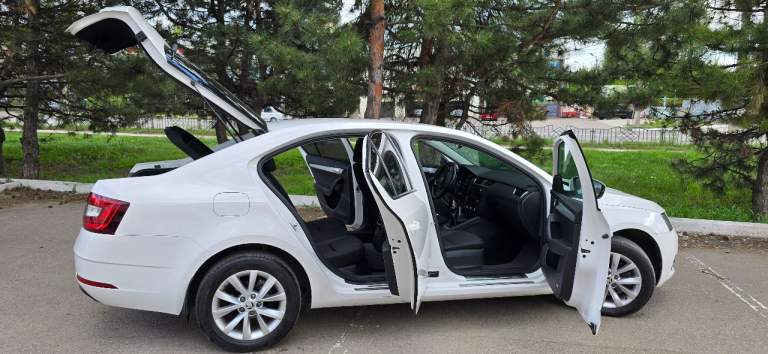 2017 Год 148260 км skoda octavia а7 1.6 mt еврокар, газ/бензин авто в отличном состоянии, с большим ресурсом! Полностью обслужена, никаких вложений не требует! Я второй владелец. Дтп не было, окрас весь родной. Очень экономичный мотор, самая надёжная и без проблемная связка 1,6 и механика. Установлено гбо! Расход газа по трассе 7-7,5 литров, по городу 9,5-10,5 литров! Не такси!
Стоимость любой поездки дешевле в два раза чем на обычном авто на бензине. Бака газа (950 рублей) хватает в среднем на 350-400 км пути.
Мотор работает идеально, масло не берёт.
Ходовка без нареканий, эксплуатирую авто бережно, стиль езды спокойный, размеренный. Салон чистый, аккуратная эксплуатация.
Шикарная комплектация:
Мультируль
Подогрев передних сидений
Автоматические складывающиеся зеркала при закрытии дверей на охрану
Зеркало заднего вида с затемнением
Подлокотник с регулировкой в четырёх направлениях!
Охлаждение бардачка
Двухзонный климат-контроль
Задние фары диодные, очень эффектно выглядят
Противотуманные передние фары
В комплекте под сиденьем имеется зонт
Под водительским сиденьем дополнительный потайной отсек (для бумажника удобно)
Практичный, приятный салон
Новые коврики еva
На лобовом стекле наклеена атермальная плёнка 3м.
В просторном багажнике размещена докатка. Практически не занимает места.
В комплекте два ключа
Установлен новый аккумулятор
Машина собрана на еврокаре, покупалась в запорожье в 2019 году. Авто с такой комплектацией и материалами в рф нет.
Новому хозяину достанется два комплекта колёс. Летние – европейский мишлен на литых дисках, зимние кумхо
Если вам нужен стильный, красивый, надёжный и практичный автомобиль – партнёр на все случаи жизни от отпуска до переезда, который экономит, а значит зарабатывает вам деньги, то эта шкода октавия для вас!
1 490 000 Руб. Торг +7949-580-15-00 - фотография - 6