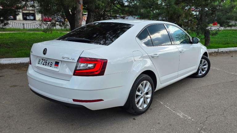 2017 Год 148260 км skoda octavia а7 1.6 mt еврокар, газ/бензин авто в отличном состоянии, с большим ресурсом! Полностью обслужена, никаких вложений не требует! Я второй владелец. Дтп не было, окрас весь родной. Очень экономичный мотор, самая надёжная и без проблемная связка 1,6 и механика. Установлено гбо! Расход газа по трассе 7-7,5 литров, по городу 9,5-10,5 литров! Не такси!
Стоимость любой поездки дешевле в два раза чем на обычном авто на бензине. Бака газа (950 рублей) хватает в среднем на 350-400 км пути.
Мотор работает идеально, масло не берёт.
Ходовка без нареканий, эксплуатирую авто бережно, стиль езды спокойный, размеренный. Салон чистый, аккуратная эксплуатация.
Шикарная комплектация:
Мультируль
Подогрев передних сидений
Автоматические складывающиеся зеркала при закрытии дверей на охрану
Зеркало заднего вида с затемнением
Подлокотник с регулировкой в четырёх направлениях!
Охлаждение бардачка
Двухзонный климат-контроль
Задние фары диодные, очень эффектно выглядят
Противотуманные передние фары
В комплекте под сиденьем имеется зонт
Под водительским сиденьем дополнительный потайной отсек (для бумажника удобно)
Практичный, приятный салон
Новые коврики еva
На лобовом стекле наклеена атермальная плёнка 3м.
В просторном багажнике размещена докатка. Практически не занимает места.
В комплекте два ключа
Установлен новый аккумулятор
Машина собрана на еврокаре, покупалась в запорожье в 2019 году. Авто с такой комплектацией и материалами в рф нет.
Новому хозяину достанется два комплекта колёс. Летние – европейский мишлен на литых дисках, зимние кумхо
Если вам нужен стильный, красивый, надёжный и практичный автомобиль – партнёр на все случаи жизни от отпуска до переезда, который экономит, а значит зарабатывает вам деньги, то эта шкода октавия для вас!
1 490 000 Руб. Торг +7949-580-15-00 - фотография - 5