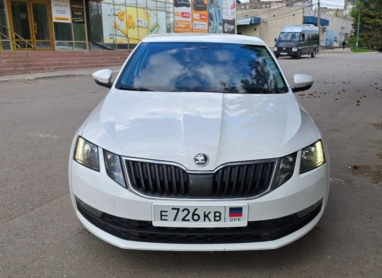 2017 Год 148260 км skoda octavia а7 1.6 mt еврокар, газ/бензин авто в отличном состоянии, с большим ресурсом! Полностью обслужена, никаких вложений не требует! Я второй владелец. Дтп не было, окрас весь родной. Очень экономичный мотор, самая надёжная и без проблемная связка 1,6 и механика. Установлено гбо! Расход газа по трассе 7-7,5 литров, по городу 9,5-10,5 литров! Не такси!
Стоимость любой поездки дешевле в два раза чем на обычном авто на бензине. Бака газа (950 рублей) хватает в среднем на 350-400 км пути.
Мотор работает идеально, масло не берёт.
Ходовка без нареканий, эксплуатирую авто бережно, стиль езды спокойный, размеренный. Салон чистый, аккуратная эксплуатация.
Шикарная комплектация:
Мультируль
Подогрев передних сидений
Автоматические складывающиеся зеркала при закрытии дверей на охрану
Зеркало заднего вида с затемнением
Подлокотник с регулировкой в четырёх направлениях!
Охлаждение бардачка
Двухзонный климат-контроль
Задние фары диодные, очень эффектно выглядят
Противотуманные передние фары
В комплекте под сиденьем имеется зонт
Под водительским сиденьем дополнительный потайной отсек (для бумажника удобно)
Практичный, приятный салон
Новые коврики еva
На лобовом стекле наклеена атермальная плёнка 3м.
В просторном багажнике размещена докатка. Практически не занимает места.
В комплекте два ключа
Установлен новый аккумулятор
Машина собрана на еврокаре, покупалась в запорожье в 2019 году. Авто с такой комплектацией и материалами в рф нет.
Новому хозяину достанется два комплекта колёс. Летние – европейский мишлен на литых дисках, зимние кумхо
Если вам нужен стильный, красивый, надёжный и практичный автомобиль – партнёр на все случаи жизни от отпуска до переезда, который экономит, а значит зарабатывает вам деньги, то эта шкода октавия для вас!
1 490 000 Руб. Торг +7949-580-15-00 - фотография - 7