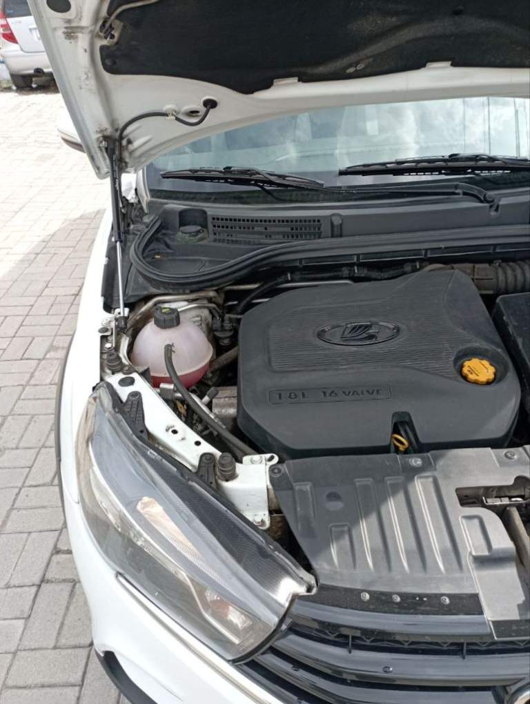 Lada vesta cross 1.8 amt 2019 г. 98000 км. Цена 1 100 000 руб птс: оригинал, владельцев:2, состояние: не битый, модификация: 1,8 амт (122л. С. ), объем двигателя: 1,8, бензин/газ, коробка передач: робот, привод : передний, комплектация:luxe prestige, тип кузова: универсал, цвет: белый, руль: левый. Lada vesta sw cross 2019 года выпуска, сервисная книжка и второй комплект ключей. Я второй хозяин. В дтп никогда не участвовала, не битая, не крашенная. В автомобиле никогда не курили. Авто проходила то на фирменной станции тех. Обслуживания, есть все накладные. На титановых дисках на 17. Диски не оригинал. Кто знает, диски заводские с большими нареканиями. А эти держат баланс идеально. Кузов в отличном состоянии, как новый, гаражное хранение. Комплектация максимальная: подогрев передних и задних сидений, подогрев лобового и зеркал, климат контроль, круиз контроль, система предотвращения заноса на дороге, антиблокировочная система, помощь при старте на горку, мультимедия и камера заднего вида, парктроник. Боковые стекла с заводским затемнением, датчик света, датчик дождя, офлайн навигатор. На 80 тыс. Замена грм и полное сервисное обслуживание. На 92 тыс заменил стартер на новый. Летом 2024 года установил газовое оборудование + фаркоп. Все узаконил и вписал в птс. Установил на капот газовые стойки. Свежая страховка. Обмен не интересует. Тел. +7 949 398-90-38 вадим - фотография - 20
