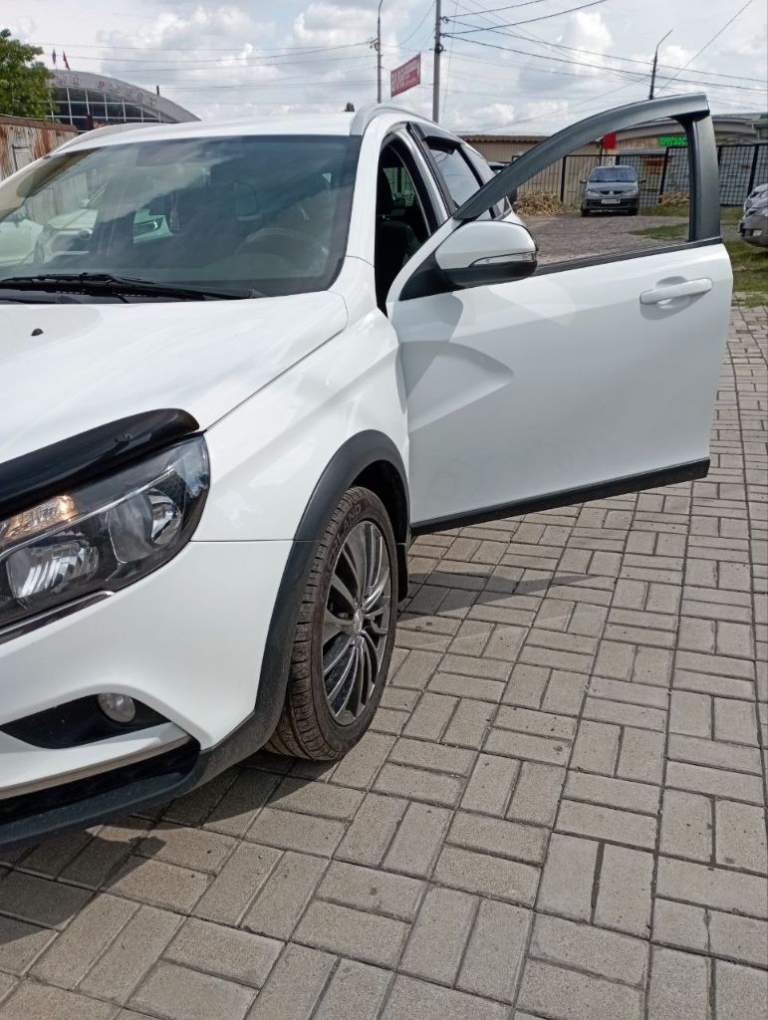 Lada vesta cross 1.8 amt 2019 г. 98000 км. Цена 1 100 000 руб птс: оригинал, владельцев:2, состояние: не битый, модификация: 1,8 амт (122л. С. ), объем двигателя: 1,8, бензин/газ, коробка передач: робот, привод : передний, комплектация:luxe prestige, тип кузова: универсал, цвет: белый, руль: левый. Lada vesta sw cross 2019 года выпуска, сервисная книжка и второй комплект ключей. Я второй хозяин. В дтп никогда не участвовала, не битая, не крашенная. В автомобиле никогда не курили. Авто проходила то на фирменной станции тех. Обслуживания, есть все накладные. На титановых дисках на 17. Диски не оригинал. Кто знает, диски заводские с большими нареканиями. А эти держат баланс идеально. Кузов в отличном состоянии, как новый, гаражное хранение. Комплектация максимальная: подогрев передних и задних сидений, подогрев лобового и зеркал, климат контроль, круиз контроль, система предотвращения заноса на дороге, антиблокировочная система, помощь при старте на горку, мультимедия и камера заднего вида, парктроник. Боковые стекла с заводским затемнением, датчик света, датчик дождя, офлайн навигатор. На 80 тыс. Замена грм и полное сервисное обслуживание. На 92 тыс заменил стартер на новый. Летом 2024 года установил газовое оборудование + фаркоп. Все узаконил и вписал в птс. Установил на капот газовые стойки. Свежая страховка. Обмен не интересует. Тел. +7 949 398-90-38 вадим - фотография - 5