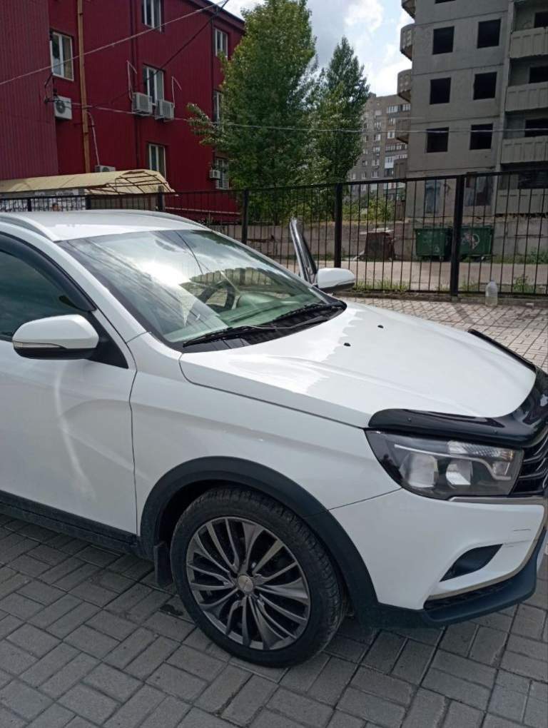 Lada vesta cross 1.8 amt 2019 г. 98000 км. Цена 1 100 000 руб птс: оригинал, владельцев:2, состояние: не битый, модификация: 1,8 амт (122л. С. ), объем двигателя: 1,8, бензин/газ, коробка передач: робот, привод : передний, комплектация:luxe prestige, тип кузова: универсал, цвет: белый, руль: левый. Lada vesta sw cross 2019 года выпуска, сервисная книжка и второй комплект ключей. Я второй хозяин. В дтп никогда не участвовала, не битая, не крашенная. В автомобиле никогда не курили. Авто проходила то на фирменной станции тех. Обслуживания, есть все накладные. На титановых дисках на 17. Диски не оригинал. Кто знает, диски заводские с большими нареканиями. А эти держат баланс идеально. Кузов в отличном состоянии, как новый, гаражное хранение. Комплектация максимальная: подогрев передних и задних сидений, подогрев лобового и зеркал, климат контроль, круиз контроль, система предотвращения заноса на дороге, антиблокировочная система, помощь при старте на горку, мультимедия и камера заднего вида, парктроник. Боковые стекла с заводским затемнением, датчик света, датчик дождя, офлайн навигатор. На 80 тыс. Замена грм и полное сервисное обслуживание. На 92 тыс заменил стартер на новый. Летом 2024 года установил газовое оборудование + фаркоп. Все узаконил и вписал в птс. Установил на капот газовые стойки. Свежая страховка. Обмен не интересует. Тел. +7 949 398-90-38 вадим - фотография - 22