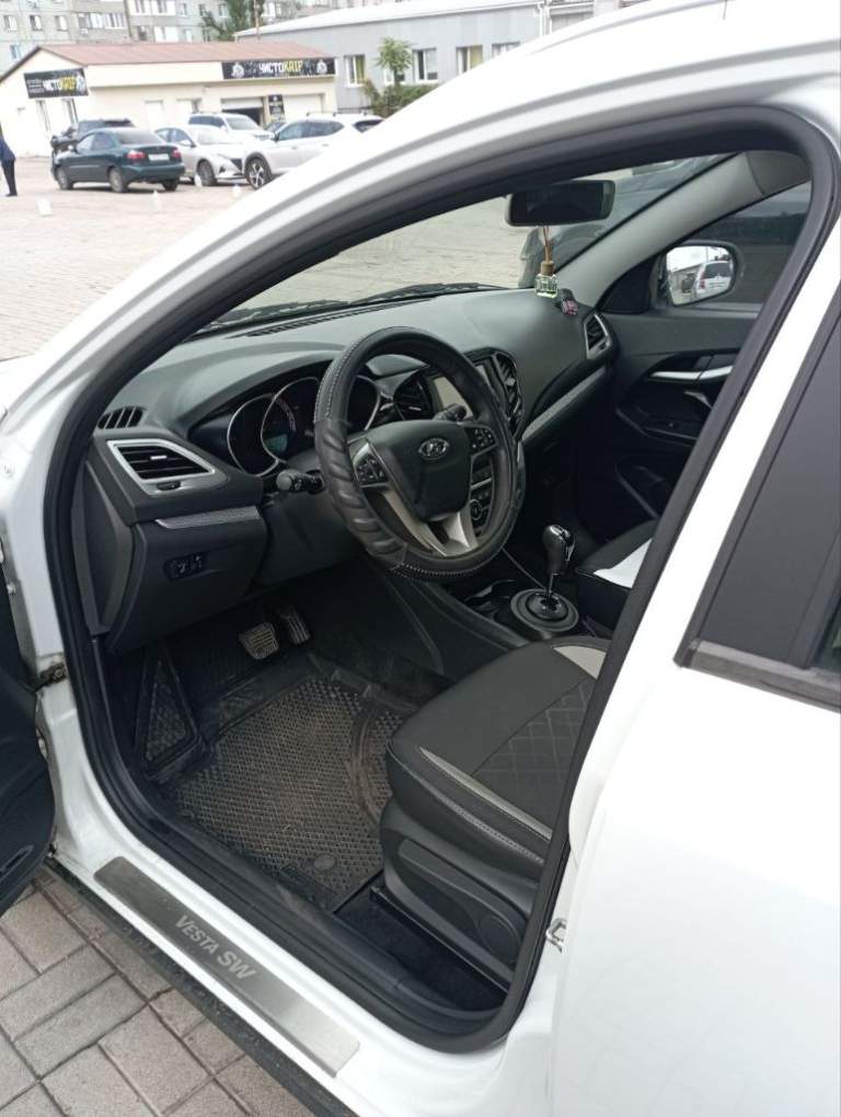 Lada vesta cross 1.8 amt 2019 г. 98000 км. Цена 1 100 000 руб птс: оригинал, владельцев:2, состояние: не битый, модификация: 1,8 амт (122л. С. ), объем двигателя: 1,8, бензин/газ, коробка передач: робот, привод : передний, комплектация:luxe prestige, тип кузова: универсал, цвет: белый, руль: левый. Lada vesta sw cross 2019 года выпуска, сервисная книжка и второй комплект ключей. Я второй хозяин. В дтп никогда не участвовала, не битая, не крашенная. В автомобиле никогда не курили. Авто проходила то на фирменной станции тех. Обслуживания, есть все накладные. На титановых дисках на 17. Диски не оригинал. Кто знает, диски заводские с большими нареканиями. А эти держат баланс идеально. Кузов в отличном состоянии, как новый, гаражное хранение. Комплектация максимальная: подогрев передних и задних сидений, подогрев лобового и зеркал, климат контроль, круиз контроль, система предотвращения заноса на дороге, антиблокировочная система, помощь при старте на горку, мультимедия и камера заднего вида, парктроник. Боковые стекла с заводским затемнением, датчик света, датчик дождя, офлайн навигатор. На 80 тыс. Замена грм и полное сервисное обслуживание. На 92 тыс заменил стартер на новый. Летом 2024 года установил газовое оборудование + фаркоп. Все узаконил и вписал в птс. Установил на капот газовые стойки. Свежая страховка. Обмен не интересует. Тел. +7 949 398-90-38 вадим - фотография - 9
