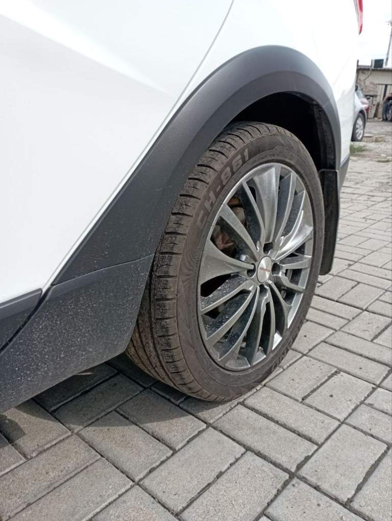 Lada vesta cross 1.8 amt 2019 г. 98000 км. Цена 1 100 000 руб птс: оригинал, владельцев:2, состояние: не битый, модификация: 1,8 амт (122л. С. ), объем двигателя: 1,8, бензин/газ, коробка передач: робот, привод : передний, комплектация:luxe prestige, тип кузова: универсал, цвет: белый, руль: левый. Lada vesta sw cross 2019 года выпуска, сервисная книжка и второй комплект ключей. Я второй хозяин. В дтп никогда не участвовала, не битая, не крашенная. В автомобиле никогда не курили. Авто проходила то на фирменной станции тех. Обслуживания, есть все накладные. На титановых дисках на 17. Диски не оригинал. Кто знает, диски заводские с большими нареканиями. А эти держат баланс идеально. Кузов в отличном состоянии, как новый, гаражное хранение. Комплектация максимальная: подогрев передних и задних сидений, подогрев лобового и зеркал, климат контроль, круиз контроль, система предотвращения заноса на дороге, антиблокировочная система, помощь при старте на горку, мультимедия и камера заднего вида, парктроник. Боковые стекла с заводским затемнением, датчик света, датчик дождя, офлайн навигатор. На 80 тыс. Замена грм и полное сервисное обслуживание. На 92 тыс заменил стартер на новый. Летом 2024 года установил газовое оборудование + фаркоп. Все узаконил и вписал в птс. Установил на капот газовые стойки. Свежая страховка. Обмен не интересует. Тел. +7 949 398-90-38 вадим - фотография - 11