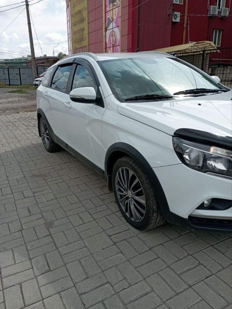 Lada vesta cross 1.8 amt 2019 г. 98000 км. Цена 1 100 000 руб птс: оригинал, владельцев:2, состояние: не битый, модификация: 1,8 амт (122л. С. ), объем двигателя: 1,8, бензин/газ, коробка передач: робот, привод : передний, комплектация:luxe prestige, тип кузова: универсал, цвет: белый, руль: левый. Lada vesta sw cross 2019 года выпуска, сервисная книжка и второй комплект ключей. Я второй хозяин. В дтп никогда не участвовала, не битая, не крашенная. В автомобиле никогда не курили. Авто проходила то на фирменной станции тех. Обслуживания, есть все накладные. На титановых дисках на 17. Диски не оригинал. Кто знает, диски заводские с большими нареканиями. А эти держат баланс идеально. Кузов в отличном состоянии, как новый, гаражное хранение. Комплектация максимальная: подогрев передних и задних сидений, подогрев лобового и зеркал, климат контроль, круиз контроль, система предотвращения заноса на дороге, антиблокировочная система, помощь при старте на горку, мультимедия и камера заднего вида, парктроник. Боковые стекла с заводским затемнением, датчик света, датчик дождя, офлайн навигатор. На 80 тыс. Замена грм и полное сервисное обслуживание. На 92 тыс заменил стартер на новый. Летом 2024 года установил газовое оборудование + фаркоп. Все узаконил и вписал в птс. Установил на капот газовые стойки. Свежая страховка. Обмен не интересует. Тел. +7 949 398-90-38 вадим - фотография - 8