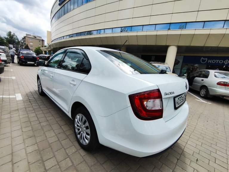 Автомобиль: skoda rapid, год 2019, пробег 56 000км, объем 1600см, цена 1 370 000, телефон +7 949 844-60-64, дмитрий. Местонахождение донецк

Продаю свой ухоженный и энергичный skoda rapid 2019 года выпуска в редкой и стильной комплектации hockey edition! Это не просто надежный чешский хэтчбек – это автомобиль с характером, готовый подарить вам комфорт и уверенность за рулем каждый день!

Почему этот rapid – умная покупка сегодня?

✅ Уникальный hockey edition: выделяйтесь из потока! Черные элементы экстерьера (зеркала, радиаторная решетка), стильные 16" литые диски, спортивный руль, подогрев передних сидений и лобового стекла – все это делает авто не только красивым, но и невероятно практичным для нашего климата!

✅ Свежее обслуживание – ездите без забот! Всего 500 км назад пройдено полное то! Заменено: масло, все фильтры (воздушный, салонный, масляный, топливный), свечи зажигания! Автомобиль технически идеально подготовлен для нового владельца – просто садитесь и езжайте!

✅ Чистая история & документы: оригинал птс, всего 2 собственника, никаких залогов и ограничений! История без дтп. Прозрачность и спокойствие гарантированы. Все готово к быстрой и честной сделке!

✅ Небольшой пробег: всего 56 000 км – автомобиль в самом расцвете сил! Реальная экономия по сравнению с новым авто.

✅ Автомат & экономия: плавная и надежная 6-ступенчатая автоматическая коробка передач (aq160) – идеал для города и трассы. Комбинируйте с отличной топливной экономичностью (всего ~6.5-7.5 л/100км!).

✅ Ухоженный салон: тканевый салон в хорошем состоянии – уютно, практично и без серьезных повреждений. Огромный багажник (415 л) – возьмите все, что нужно!

✅ Цена соответствует качеству: 1 370 000 руб. – это инвестиция в надежный, свежеобслуженный и уникальный автомобиль в топовой для rapid комплектации. Сравните предложения – здесь вы платите за готовность и эксклюзивность!

🚗 Hockey edition – для тех, кто ценит стиль и практичность!
Динамичный дизайн, отличная управляемость, подогревы для холодного утра, экономичный двигатель и акпп – идеальный набор для комфортной и уверенной езды по донецку и за его пределами.

💎 Это не обычная продажа – это шанс получить особенный rapid! 💎

Где смотреть? Автомобиль находится в донецке. Приглашаю на смотрины и тест-драйв в удобное время!

Проверка? Приветствую адекватные проверки на подъемнике у вашего мастера (после осмотра).

Торг? Возможен только при личной встрече для серьезного покупателя с готовностью к сделке. - фотография - 5