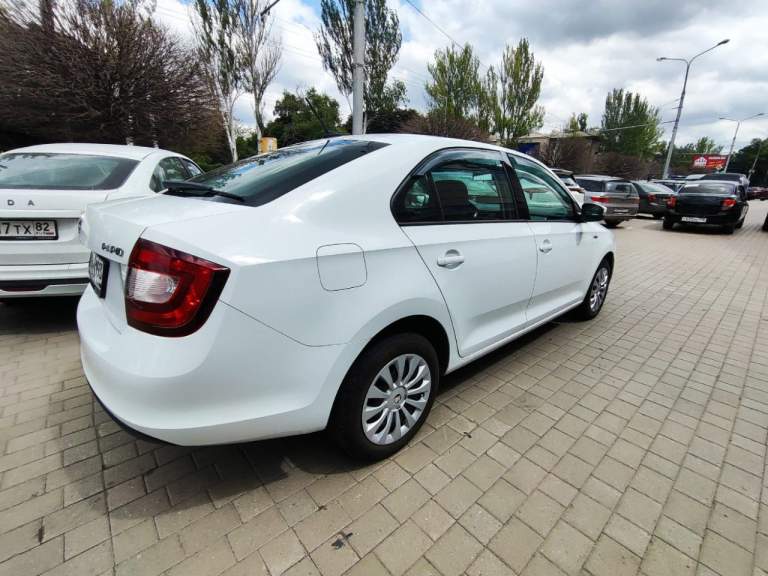 Автомобиль: skoda rapid, год 2019, пробег 56 000км, объем 1600см, цена 1 370 000, телефон +7 949 844-60-64, дмитрий. Местонахождение донецк

Продаю свой ухоженный и энергичный skoda rapid 2019 года выпуска в редкой и стильной комплектации hockey edition! Это не просто надежный чешский хэтчбек – это автомобиль с характером, готовый подарить вам комфорт и уверенность за рулем каждый день!

Почему этот rapid – умная покупка сегодня?

✅ Уникальный hockey edition: выделяйтесь из потока! Черные элементы экстерьера (зеркала, радиаторная решетка), стильные 16" литые диски, спортивный руль, подогрев передних сидений и лобового стекла – все это делает авто не только красивым, но и невероятно практичным для нашего климата!

✅ Свежее обслуживание – ездите без забот! Всего 500 км назад пройдено полное то! Заменено: масло, все фильтры (воздушный, салонный, масляный, топливный), свечи зажигания! Автомобиль технически идеально подготовлен для нового владельца – просто садитесь и езжайте!

✅ Чистая история & документы: оригинал птс, всего 2 собственника, никаких залогов и ограничений! История без дтп. Прозрачность и спокойствие гарантированы. Все готово к быстрой и честной сделке!

✅ Небольшой пробег: всего 56 000 км – автомобиль в самом расцвете сил! Реальная экономия по сравнению с новым авто.

✅ Автомат & экономия: плавная и надежная 6-ступенчатая автоматическая коробка передач (aq160) – идеал для города и трассы. Комбинируйте с отличной топливной экономичностью (всего ~6.5-7.5 л/100км!).

✅ Ухоженный салон: тканевый салон в хорошем состоянии – уютно, практично и без серьезных повреждений. Огромный багажник (415 л) – возьмите все, что нужно!

✅ Цена соответствует качеству: 1 370 000 руб. – это инвестиция в надежный, свежеобслуженный и уникальный автомобиль в топовой для rapid комплектации. Сравните предложения – здесь вы платите за готовность и эксклюзивность!

🚗 Hockey edition – для тех, кто ценит стиль и практичность!
Динамичный дизайн, отличная управляемость, подогревы для холодного утра, экономичный двигатель и акпп – идеальный набор для комфортной и уверенной езды по донецку и за его пределами.

💎 Это не обычная продажа – это шанс получить особенный rapid! 💎

Где смотреть? Автомобиль находится в донецке. Приглашаю на смотрины и тест-драйв в удобное время!

Проверка? Приветствую адекватные проверки на подъемнике у вашего мастера (после осмотра).

Торг? Возможен только при личной встрече для серьезного покупателя с готовностью к сделке. - фотография - 2