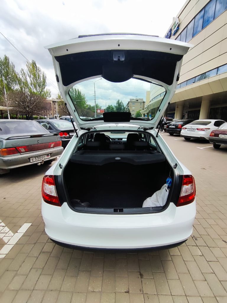 Автомобиль: skoda rapid, год 2019, пробег 56 000км, объем 1600см, цена 1 370 000, телефон +7 949 844-60-64, дмитрий. Местонахождение донецк

Продаю свой ухоженный и энергичный skoda rapid 2019 года выпуска в редкой и стильной комплектации hockey edition! Это не просто надежный чешский хэтчбек – это автомобиль с характером, готовый подарить вам комфорт и уверенность за рулем каждый день!

Почему этот rapid – умная покупка сегодня?

✅ Уникальный hockey edition: выделяйтесь из потока! Черные элементы экстерьера (зеркала, радиаторная решетка), стильные 16" литые диски, спортивный руль, подогрев передних сидений и лобового стекла – все это делает авто не только красивым, но и невероятно практичным для нашего климата!

✅ Свежее обслуживание – ездите без забот! Всего 500 км назад пройдено полное то! Заменено: масло, все фильтры (воздушный, салонный, масляный, топливный), свечи зажигания! Автомобиль технически идеально подготовлен для нового владельца – просто садитесь и езжайте!

✅ Чистая история & документы: оригинал птс, всего 2 собственника, никаких залогов и ограничений! История без дтп. Прозрачность и спокойствие гарантированы. Все готово к быстрой и честной сделке!

✅ Небольшой пробег: всего 56 000 км – автомобиль в самом расцвете сил! Реальная экономия по сравнению с новым авто.

✅ Автомат & экономия: плавная и надежная 6-ступенчатая автоматическая коробка передач (aq160) – идеал для города и трассы. Комбинируйте с отличной топливной экономичностью (всего ~6.5-7.5 л/100км!).

✅ Ухоженный салон: тканевый салон в хорошем состоянии – уютно, практично и без серьезных повреждений. Огромный багажник (415 л) – возьмите все, что нужно!

✅ Цена соответствует качеству: 1 370 000 руб. – это инвестиция в надежный, свежеобслуженный и уникальный автомобиль в топовой для rapid комплектации. Сравните предложения – здесь вы платите за готовность и эксклюзивность!

🚗 Hockey edition – для тех, кто ценит стиль и практичность!
Динамичный дизайн, отличная управляемость, подогревы для холодного утра, экономичный двигатель и акпп – идеальный набор для комфортной и уверенной езды по донецку и за его пределами.

💎 Это не обычная продажа – это шанс получить особенный rapid! 💎

Где смотреть? Автомобиль находится в донецке. Приглашаю на смотрины и тест-драйв в удобное время!

Проверка? Приветствую адекватные проверки на подъемнике у вашего мастера (после осмотра).

Торг? Возможен только при личной встрече для серьезного покупателя с готовностью к сделке. - фотография - 3