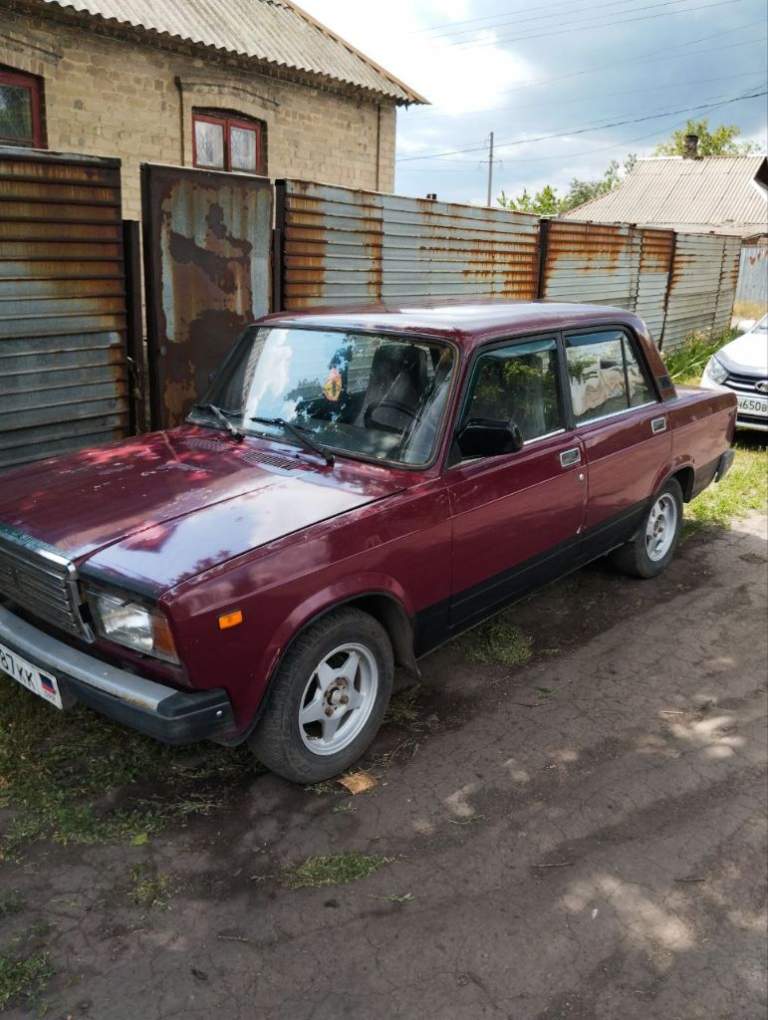 Продам ваз 2107 год выпуска 2000. На ходу газ-бензин, дно, пороги переваринные. Днр учёт постояный, укр. Доки, номера есть! Цена 130000 тыс. + торг уместен. Т +79494281670 - фотография - 1