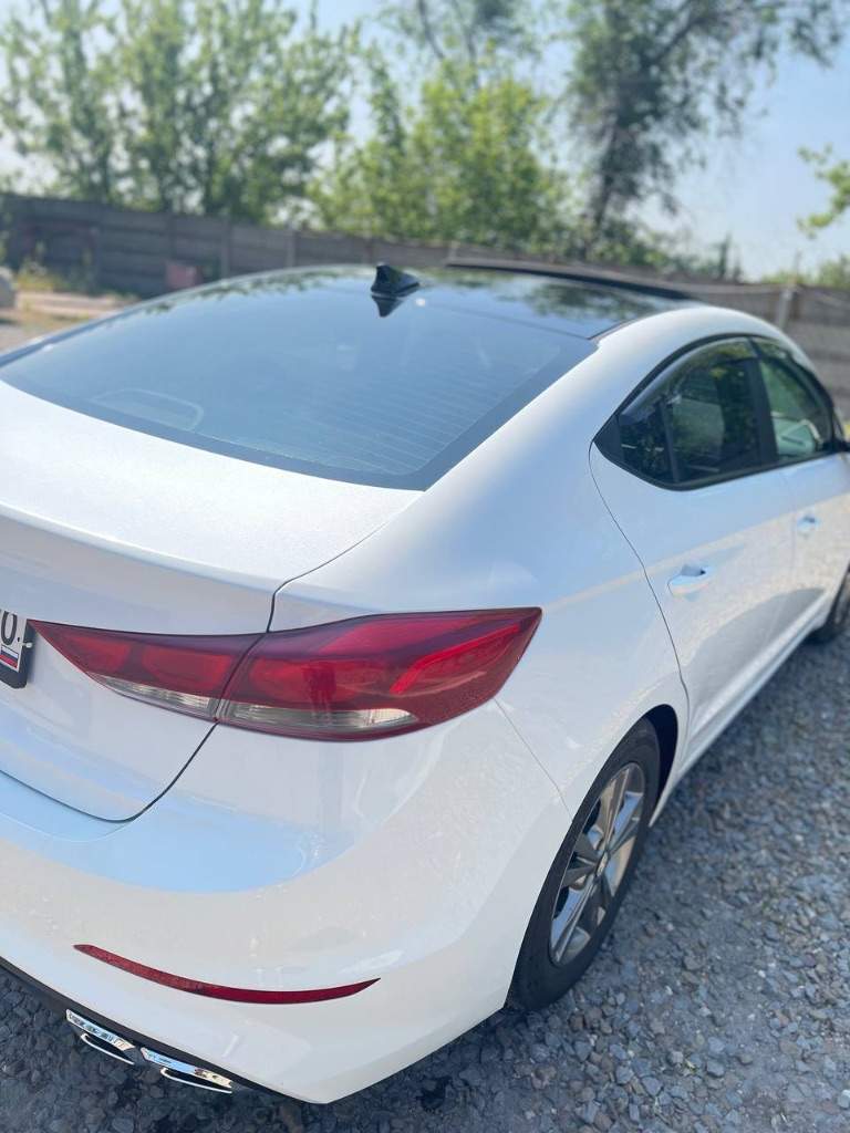 Продам hyundai elantra 2017 год, 2,0 л/150 л. С. Пробег 57 миль, установлен газ, резина 2 комплекта, датчики давления в колесах, люк, датчики слепых зон, электропривод водительского сиденья, электропривод крышки багажника, без ключевой доступ, старт-стоп, 3 режима езды, климат контроль, круиз контроль, кондатчик света и многое другое, установлена железная защита двигателя. Цена 1450000. Торг у капота. В дтп не была.
+79494352549 - фотография - 3