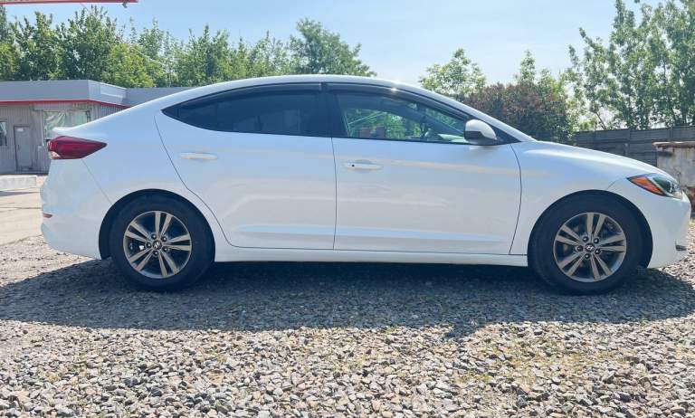 Продам hyundai elantra 2017 год, 2,0 л/150 л. С. Пробег 57 миль, установлен газ, резина 2 комплекта, датчики давления в колесах, люк, датчики слепых зон, электропривод водительского сиденья, электропривод крышки багажника, без ключевой доступ, старт-стоп, 3 режима езды, климат контроль, круиз контроль, кондатчик света и многое другое, установлена железная защита двигателя. Цена 1450000. Торг у капота. В дтп не была.
+79494352549 - фотография - 4
