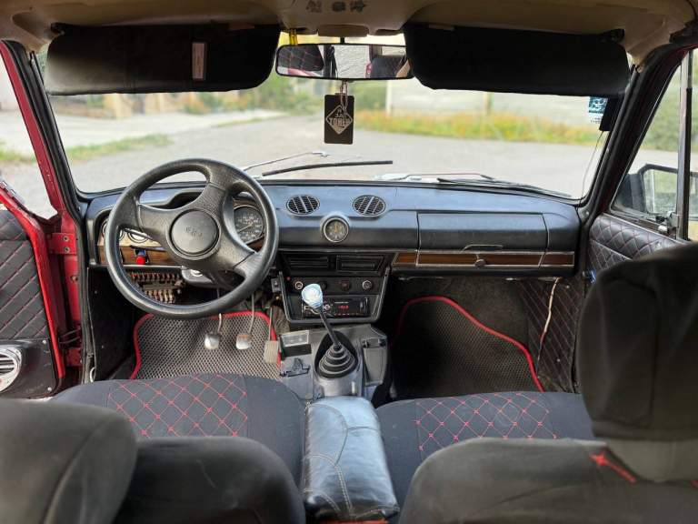 Продам ваз 2106, 1990 г вбензин- газ, двигатель нива, заменено новое зажигание, тормозные колодки, новый радиатор, помпа, антифриз, заменено масло в двигателе и коробке, заменены реактивные тяги машина полностью обслужена в сварке и покраске не нуждается не успели поменять рулевой редуктор он в наличии надо поменять, рыжиков нет, новые чехлы эво коврики карты дверей и т. Д авто в очень достойном состоянии, авто на 5 лет без права отчуждения я собственник если надо могу дать доверенность, цена авто 100000 тыс руб интересен обмен на авто с передним приводом тел. +79494527429 или в л/с - фотография - 4