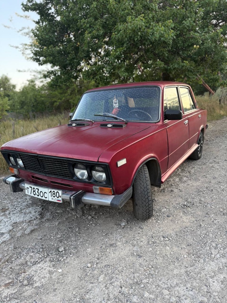 Продам ваз 2106, 1990 г вбензин- газ, двигатель нива, заменено новое зажигание, тормозные колодки, новый радиатор, помпа, антифриз, заменено масло в двигателе и коробке, заменены реактивные тяги машина полностью обслужена в сварке и покраске не нуждается не успели поменять рулевой редуктор он в наличии надо поменять, рыжиков нет, новые чехлы эво коврики карты дверей и т. Д авто в очень достойном состоянии, авто на 5 лет без права отчуждения я собственник если надо могу дать доверенность, цена авто 100000 тыс руб интересен обмен на авто с передним приводом тел. +79494527429 или в л/с - фотография - 2