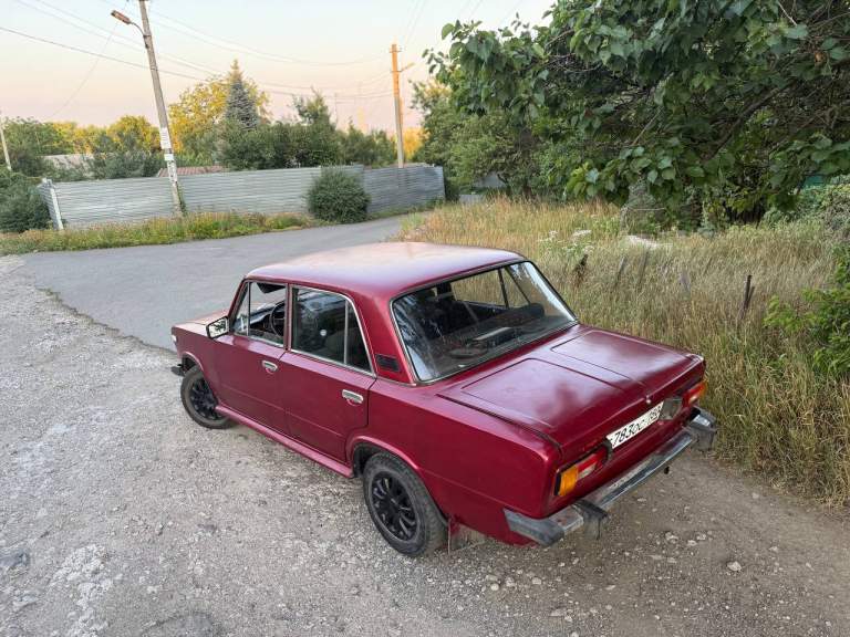 Продам ваз 2106, 1990 г вбензин- газ, двигатель нива, заменено новое зажигание, тормозные колодки, новый радиатор, помпа, антифриз, заменено масло в двигателе и коробке, заменены реактивные тяги машина полностью обслужена в сварке и покраске не нуждается не успели поменять рулевой редуктор он в наличии надо поменять, рыжиков нет, новые чехлы эво коврики карты дверей и т. Д авто в очень достойном состоянии, авто на 5 лет без права отчуждения я собственник если надо могу дать доверенность, цена авто 100000 тыс руб интересен обмен на авто с передним приводом тел. +79494527429 или в л/с - фотография - 5
