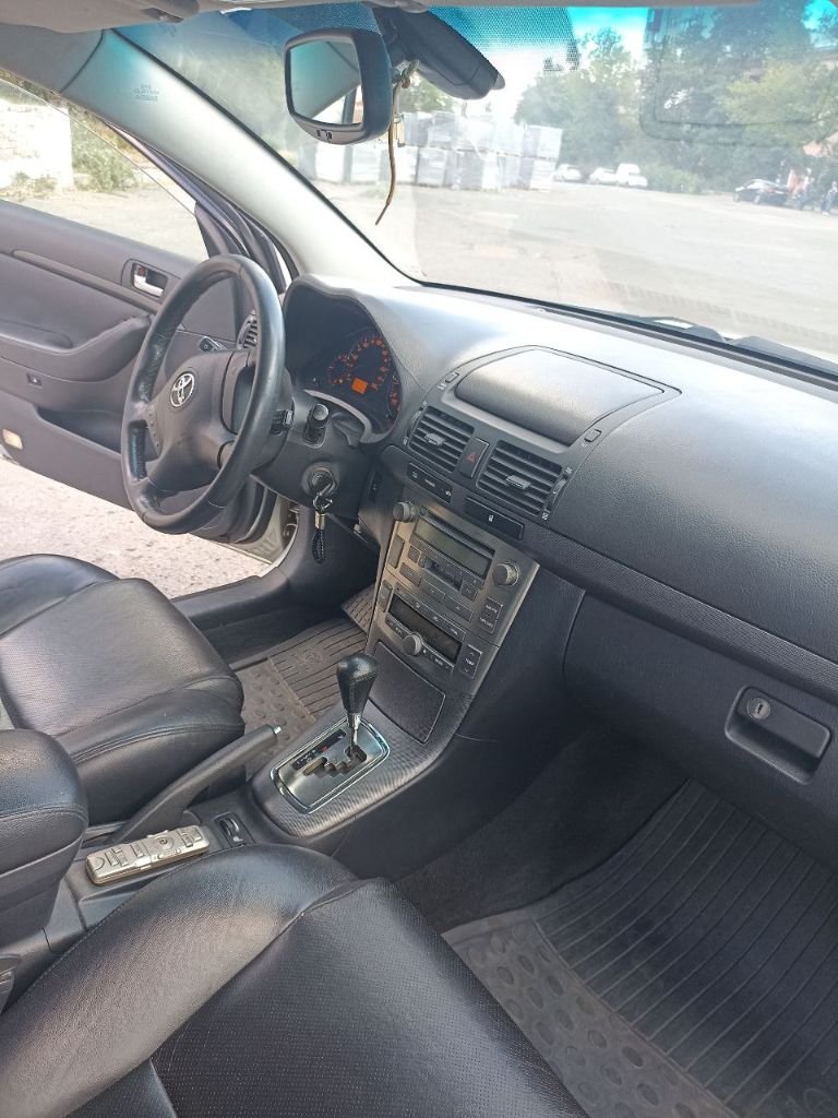 Продам toyota avensis 2,4 автомат в кузове универсал 2004 г. В.
Отличное состояние для своего возраста! Пробег — 282 тыс. Км, но машина в полном порядке: двигатель после капремонта (пробег после ремонта — всего 10 тыс. Км). Произведен капитальный ремонт генератора, заменён радиатор. Кузов в хорошем состоянии, автомобиль без дтп.
Комплектация на уровне: кожаный салон, подогрев сидений, электростеклоподъёмники (4 шт. ), электроскладывание зеркал, 2-зонный климат-контроль, датчик дождя и т. Д.
Дополнительно с авто отдам: зимнюю резину (в хорошем состоянии), моторное масло, фильтр и новые передние колодки.
Машина на увереном ходу. Цена 750 000 руб. , торг только у капота.
Мой номер +79494901802 эдуард. Звоните, отвечу на все интересующие вопросы. - фотография - 8