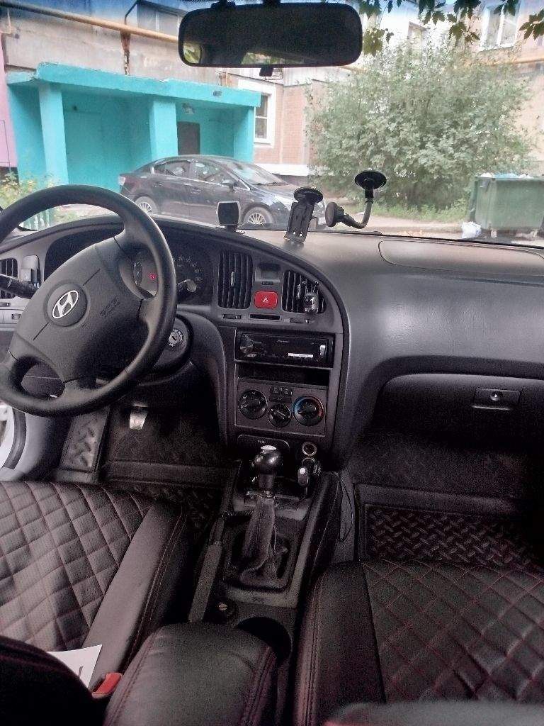 Продам hyundai elantra 2005 хечбек, пробег 200,механика, бензин газ, двигатель 1,6, абс, электро зеркала с обогревом, подогрев сидений, кондиционер, документы в порядке цена 500000(торг) машина в хорошем состоянии, салон ухоженный, резина новая т. +79493808431 - фотография - 7