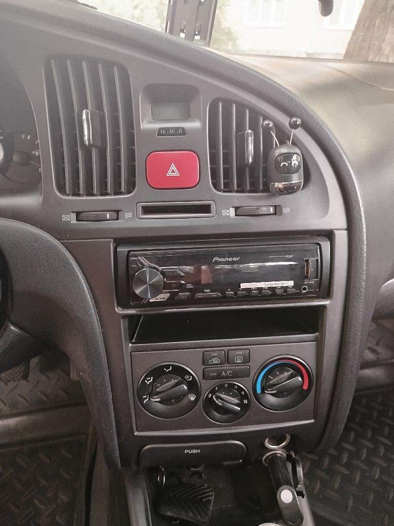 Продам hyundai elantra 2005 хечбек, пробег 200,механика, бензин газ, двигатель 1,6, абс, электро зеркала с обогревом, подогрев сидений, кондиционер, документы в порядке цена 500000(торг) машина в хорошем состоянии, салон ухоженный, резина новая т. +79493808431 - фотография - 4