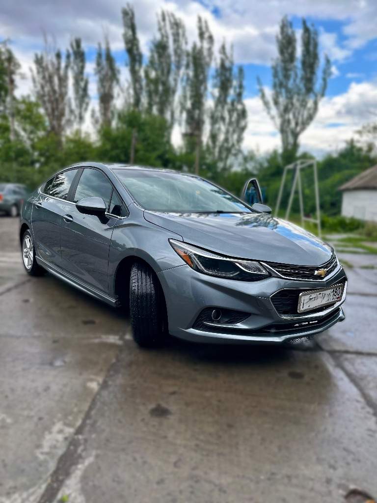 Продам:
Chevrolet cruz 2018 г. В. , 1.4 турбо л. , 153л. С. , бензин,
Передний привод.
Пробег - 125 тыс. Км.
Автомобиль в идеальном состоянии.
Сел - поехал.
Эксплуатировался бережно. Коррозия по кузову отсутствует.
Техническая и ходовая часть в отличном состоянии.
В автомобиле присутствуют все функции, необходимые для комфортной езды: без ключевой доступ, автозапуск, круиз контроль, автоматическое выкл. /вкл. Света, камера заднего вида, ножной ручник и др. Шикарный свет (ближний, дальний, туманки)
В апреле 2025 выполнена керамика кузова.
• Обслуживался своевременно, замена масла и фильтров в двс происходила каждые 7-8 тыс. Км.

К автомобилю прилагается новая летняя резина, зимняя резина, eva ковриков, накидки на сиденья.
Цена - 1,55млн. Руб. Быстрым - торг.
Осмотр: шахтерск.
Птс - оригинал. Один собственник.
• Телефон для связи: +7949 305 20 82.
Автобизнесменов прошу не беспокоить. - фотография - 3