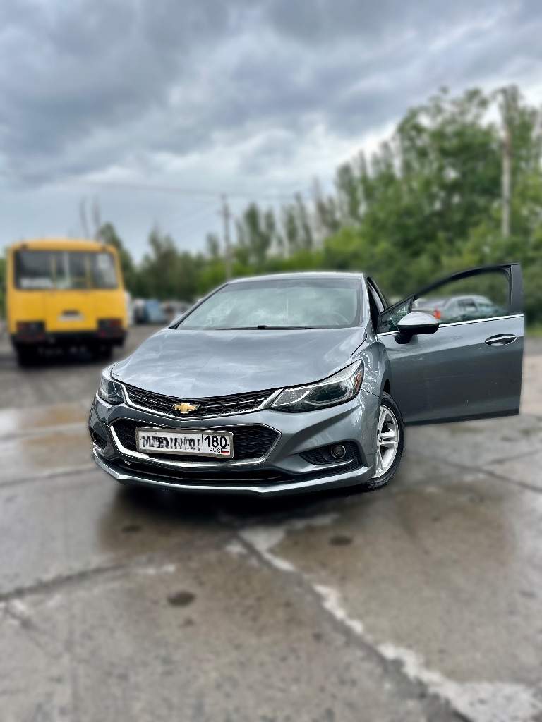 Продам:
Chevrolet cruz 2018 г. В. , 1.4 турбо л. , 153л. С. , бензин,
Передний привод.
Пробег - 125 тыс. Км.
Автомобиль в идеальном состоянии.
Сел - поехал.
Эксплуатировался бережно. Коррозия по кузову отсутствует.
Техническая и ходовая часть в отличном состоянии.
В автомобиле присутствуют все функции, необходимые для комфортной езды: без ключевой доступ, автозапуск, круиз контроль, автоматическое выкл. /вкл. Света, камера заднего вида, ножной ручник и др. Шикарный свет (ближний, дальний, туманки)
В апреле 2025 выполнена керамика кузова.
• Обслуживался своевременно, замена масла и фильтров в двс происходила каждые 7-8 тыс. Км.

К автомобилю прилагается новая летняя резина, зимняя резина, eva ковриков, накидки на сиденья.
Цена - 1,55млн. Руб. Быстрым - торг.
Осмотр: шахтерск.
Птс - оригинал. Один собственник.
• Телефон для связи: +7949 305 20 82.
Автобизнесменов прошу не беспокоить. - фотография - 2