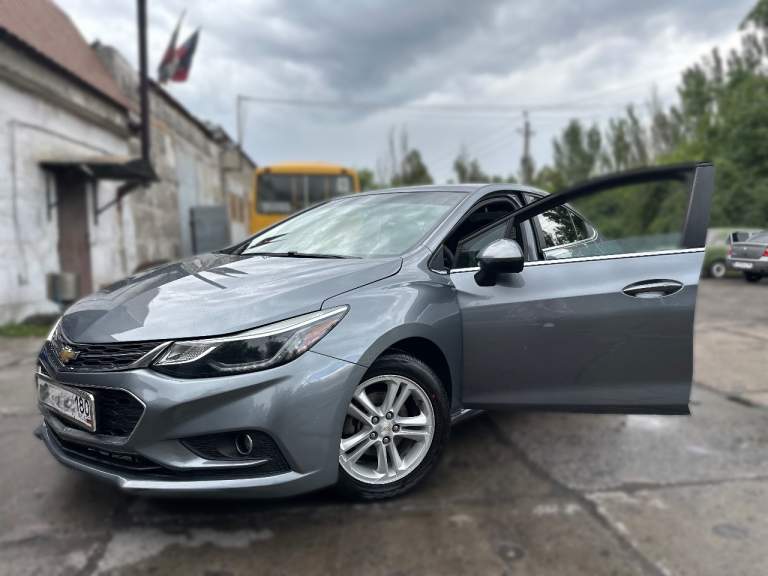 Продам:
Chevrolet cruz 2018 г. В. , 1.4 турбо л. , 153л. С. , бензин,
Передний привод.
Пробег - 125 тыс. Км.
Автомобиль в идеальном состоянии.
Сел - поехал.
Эксплуатировался бережно. Коррозия по кузову отсутствует.
Техническая и ходовая часть в отличном состоянии.
В автомобиле присутствуют все функции, необходимые для комфортной езды: без ключевой доступ, автозапуск, круиз контроль, автоматическое выкл. /вкл. Света, камера заднего вида, ножной ручник и др. Шикарный свет (ближний, дальний, туманки)
В апреле 2025 выполнена керамика кузова.
• Обслуживался своевременно, замена масла и фильтров в двс происходила каждые 7-8 тыс. Км.

К автомобилю прилагается новая летняя резина, зимняя резина, eva ковриков, накидки на сиденья.
Цена - 1,55млн. Руб. Быстрым - торг.
Осмотр: шахтерск.
Птс - оригинал. Один собственник.
• Телефон для связи: +7949 305 20 82.
Автобизнесменов прошу не беспокоить. - фотография - 1