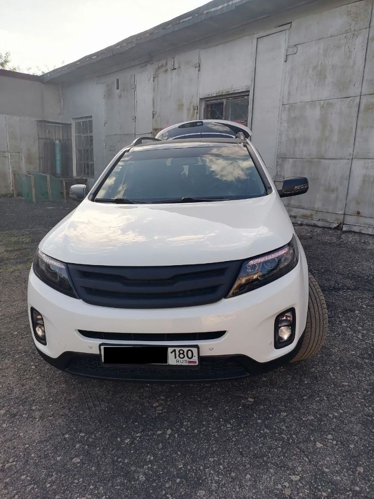 Продам kia sorento 2.0 crdi ат, 2014 г. В. Пробег 165 000 км. Просмотр в г. Донецке. Максимальная комплектация. Полный рестайлинг. Дизель. Авто полностью обслужено. Вложений не требует. Мощность 184 л. С. Свет - линзы. Бесключевой доступ с подсветкой внешней ручки. Кнопка старт-стоп. Led экран с камерой заднего вида. Вентиляция передних сидений. Хорошая музыка. Панорама. Функция проведи меня домой. Кожаный салон и руль. Многозонный климат контроль. Подогрев всех сидений, зеркал, заднего стекла и руля. Электропривод передних сидений и зеркал. Датчик дождя, датчик света, парктроник передний и задний, круиз контроль, бортовой компьютер. Весь салон напичкан подушками безопасности. Антиблокировка тормозов, антипробуксовка, курсовая устойчивость, распределение тормозных усилий. Новая летняя резина на легкосплавных дисках r20. Без дтп. Номер телефона для просмотра: +7-949-323-23-57 антон. Цена 1 999 000 руб. Машина стоит своих денег. При просмотре всё поймёте. .. - фотография - 1