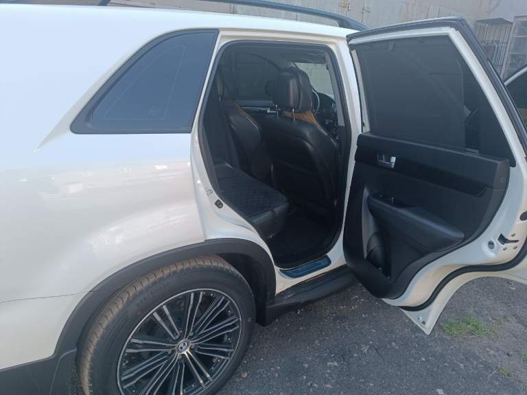 Продам kia sorento 2.0 crdi ат, 2014 г. В. Пробег 165 000 км. Просмотр в г. Донецке. Максимальная комплектация. Полный рестайлинг. Дизель. Авто полностью обслужено. Вложений не требует. Мощность 184 л. С. Свет - линзы. Бесключевой доступ с подсветкой внешней ручки. Кнопка старт-стоп. Led экран с камерой заднего вида. Вентиляция передних сидений. Хорошая музыка. Панорама. Функция проведи меня домой. Кожаный салон и руль. Многозонный климат контроль. Подогрев всех сидений, зеркал, заднего стекла и руля. Электропривод передних сидений и зеркал. Датчик дождя, датчик света, парктроник передний и задний, круиз контроль, бортовой компьютер. Весь салон напичкан подушками безопасности. Антиблокировка тормозов, антипробуксовка, курсовая устойчивость, распределение тормозных усилий. Новая летняя резина на легкосплавных дисках r20. Без дтп. Номер телефона для просмотра: +7-949-323-23-57 антон. Цена 1 999 000 руб. Машина стоит своих денег. При просмотре всё поймёте. .. - фотография - 10