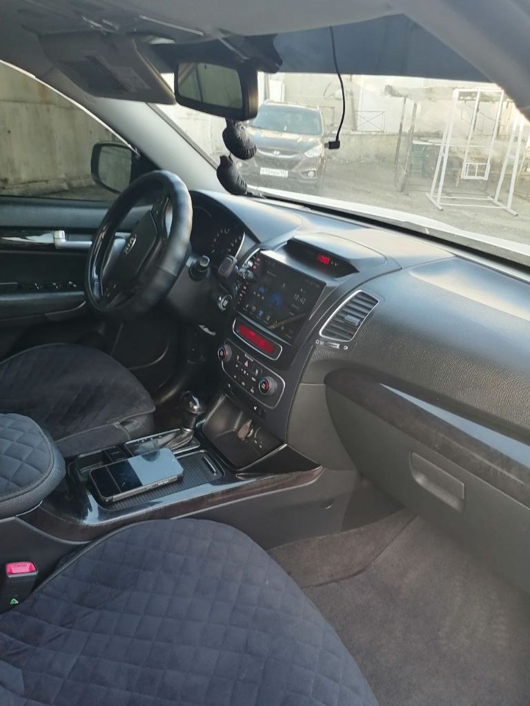 Продам kia sorento 2.0 crdi ат, 2014 г. В. Пробег 165 000 км. Просмотр в г. Донецке. Максимальная комплектация. Полный рестайлинг. Дизель. Авто полностью обслужено. Вложений не требует. Мощность 184 л. С. Свет - линзы. Бесключевой доступ с подсветкой внешней ручки. Кнопка старт-стоп. Led экран с камерой заднего вида. Вентиляция передних сидений. Хорошая музыка. Панорама. Функция проведи меня домой. Кожаный салон и руль. Многозонный климат контроль. Подогрев всех сидений, зеркал, заднего стекла и руля. Электропривод передних сидений и зеркал. Датчик дождя, датчик света, парктроник передний и задний, круиз контроль, бортовой компьютер. Весь салон напичкан подушками безопасности. Антиблокировка тормозов, антипробуксовка, курсовая устойчивость, распределение тормозных усилий. Новая летняя резина на легкосплавных дисках r20. Без дтп. Номер телефона для просмотра: +7-949-323-23-57 антон. Цена 1 999 000 руб. Машина стоит своих денег. При просмотре всё поймёте. .. - фотография - 3