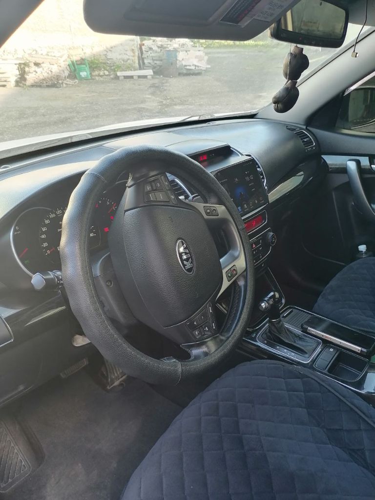 Продам kia sorento 2.0 crdi ат, 2014 г. В. Пробег 165 000 км. Просмотр в г. Донецке. Максимальная комплектация. Полный рестайлинг. Дизель. Авто полностью обслужено. Вложений не требует. Мощность 184 л. С. Свет - линзы. Бесключевой доступ с подсветкой внешней ручки. Кнопка старт-стоп. Led экран с камерой заднего вида. Вентиляция передних сидений. Хорошая музыка. Панорама. Функция проведи меня домой. Кожаный салон и руль. Многозонный климат контроль. Подогрев всех сидений, зеркал, заднего стекла и руля. Электропривод передних сидений и зеркал. Датчик дождя, датчик света, парктроник передний и задний, круиз контроль, бортовой компьютер. Весь салон напичкан подушками безопасности. Антиблокировка тормозов, антипробуксовка, курсовая устойчивость, распределение тормозных усилий. Новая летняя резина на легкосплавных дисках r20. Без дтп. Номер телефона для просмотра: +7-949-323-23-57 антон. Цена 1 999 000 руб. Машина стоит своих денег. При просмотре всё поймёте. .. - фотография - 2