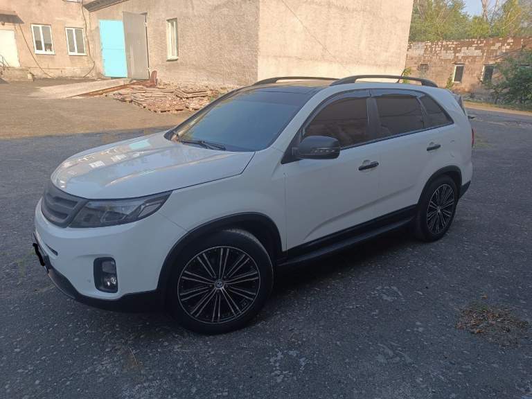 Продам kia sorento 2.0 crdi ат, 2014 г. В. Пробег 165 000 км. Просмотр в г. Донецке. Максимальная комплектация. Полный рестайлинг. Дизель. Авто полностью обслужено. Вложений не требует. Мощность 184 л. С. Свет - линзы. Бесключевой доступ с подсветкой внешней ручки. Кнопка старт-стоп. Led экран с камерой заднего вида. Вентиляция передних сидений. Хорошая музыка. Панорама. Функция проведи меня домой. Кожаный салон и руль. Многозонный климат контроль. Подогрев всех сидений, зеркал, заднего стекла и руля. Электропривод передних сидений и зеркал. Датчик дождя, датчик света, парктроник передний и задний, круиз контроль, бортовой компьютер. Весь салон напичкан подушками безопасности. Антиблокировка тормозов, антипробуксовка, курсовая устойчивость, распределение тормозных усилий. Новая летняя резина на легкосплавных дисках r20. Без дтп. Номер телефона для просмотра: +7-949-323-23-57 антон. Цена 1 999 000 руб. Машина стоит своих денег. При просмотре всё поймёте. .. - фотография - 7