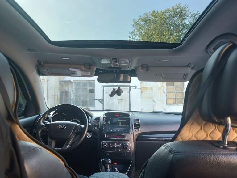 Продам kia sorento 2.0 crdi ат, 2014 г. В. Пробег 165 000 км. Просмотр в г. Донецке. Максимальная комплектация. Полный рестайлинг. Дизель. Авто полностью обслужено. Вложений не требует. Мощность 184 л. С. Свет - линзы. Бесключевой доступ с подсветкой внешней ручки. Кнопка старт-стоп. Led экран с камерой заднего вида. Вентиляция передних сидений. Хорошая музыка. Панорама. Функция проведи меня домой. Кожаный салон и руль. Многозонный климат контроль. Подогрев всех сидений, зеркал, заднего стекла и руля. Электропривод передних сидений и зеркал. Датчик дождя, датчик света, парктроник передний и задний, круиз контроль, бортовой компьютер. Весь салон напичкан подушками безопасности. Антиблокировка тормозов, антипробуксовка, курсовая устойчивость, распределение тормозных усилий. Новая летняя резина на легкосплавных дисках r20. Без дтп. Номер телефона для просмотра: +7-949-323-23-57 антон. Цена 1 999 000 руб. Машина стоит своих денег. При просмотре всё поймёте. .. - фотография - 5