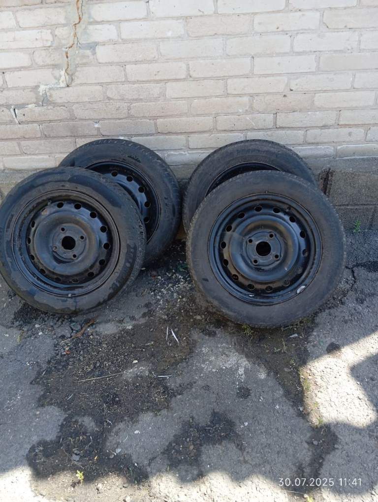 Продам скаты с дисками размер 195\60\15.
Цена 6000т. Р.
Тел. +79494965402 - фотография - 1
