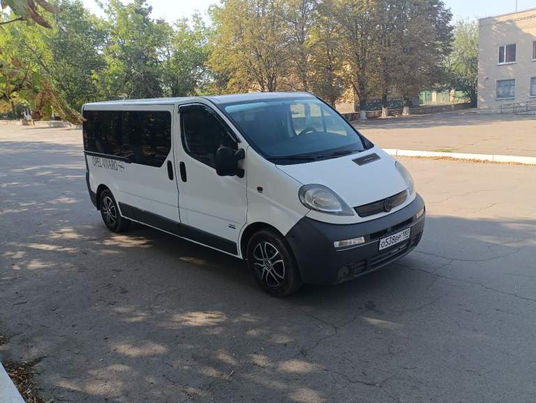 Продам буса в хорошем состоянии, опель виваро,2006 года пасажир 7+1.9 дизель, машина обслужена и готова работать ехать на любые расстояния, новое масло в двигателе новые фарсунки, двигатель работает идеально, не каптит не дымит, коробка 6 ступка без вопросов, ходовая на отлично, кузов весь целый оцинкованный, два комплекта резины зима лето, салон ухоженный, комплектация гур, электоростеклоподъёмники, кондёр, подогрев передних сидений, электро зеркала, по документам оформлена на 5 лет дорогая страховка может по ней ездить каждый водитель, цена 1 🍋 150 торг уместен. +79497132180 - фотография - 1