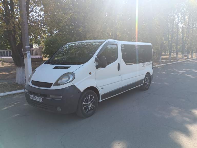 Продам буса в хорошем состоянии, опель виваро,2006 года пасажир 7+1.9 дизель, машина обслужена и готова работать ехать на любые расстояния, новое масло в двигателе новые фарсунки, двигатель работает идеально, не каптит не дымит, коробка 6 ступка без вопросов, ходовая на отлично, кузов весь целый оцинкованный, два комплекта резины зима лето, салон ухоженный, комплектация гур, электоростеклоподъёмники, кондёр, подогрев передних сидений, электро зеркала, по документам оформлена на 5 лет дорогая страховка может по ней ездить каждый водитель, цена 1 🍋 150 торг уместен. +79497132180 - фотография - 7