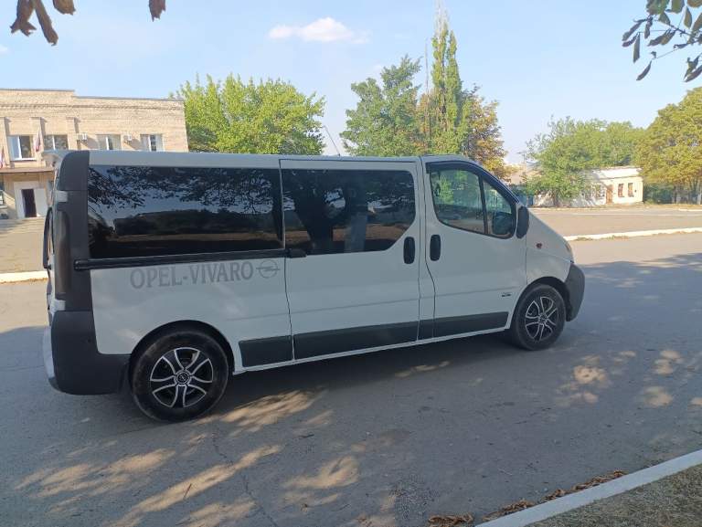 Продам буса в хорошем состоянии, опель виваро,2006 года пасажир 7+1.9 дизель, машина обслужена и готова работать ехать на любые расстояния, новое масло в двигателе новые фарсунки, двигатель работает идеально, не каптит не дымит, коробка 6 ступка без вопросов, ходовая на отлично, кузов весь целый оцинкованный, два комплекта резины зима лето, салон ухоженный, комплектация гур, электоростеклоподъёмники, кондёр, подогрев передних сидений, электро зеркала, по документам оформлена на 5 лет дорогая страховка может по ней ездить каждый водитель, цена 1 🍋 150 торг уместен. +79497132180 - фотография - 2