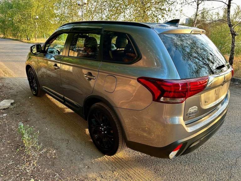 Продам mitsubishi outlander, 12/2018, 2.4 л. , полный привод.

Машина своевременно обслуживалась. Есть все выписки с сто с момента пригона.

Дополнительно установлена мультимедийная система teyes cc3 2k 6/128гб 9 дюймов c системой кругового обзора и камерами 360.

Выполнена профессиональная шумо и виброизоляция дверей и капота. Штатные динамики заменены на урал-74с. М.
Установлены led противотуманные фары с переключением на дальний свет.
В прошлом году произведена антикоррозийная обработка кузова.
Автомобиль оснащен всеми удобствами для привередливого автолюбителя: датчики слепых зон, люк, комбинированный салон из кожи и алькантары, черный потолок, датчики давления шин, 3 ряд сидений.
Реальному покупателю отдам комплект зимней резины (использовалась 1 сезон) bridgestone blizzak dm-v3.
Пробег: 97 300 км.
Тел/tg: +79492103818

Цена: 2 100 000 рублей. - фотография - 4
