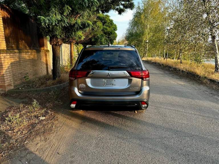 Продам mitsubishi outlander, 12/2018, 2.4 л. , полный привод.

Машина своевременно обслуживалась. Есть все выписки с сто с момента пригона.

Дополнительно установлена мультимедийная система teyes cc3 2k 6/128гб 9 дюймов c системой кругового обзора и камерами 360.

Выполнена профессиональная шумо и виброизоляция дверей и капота. Штатные динамики заменены на урал-74с. М.
Установлены led противотуманные фары с переключением на дальний свет.
В прошлом году произведена антикоррозийная обработка кузова.
Автомобиль оснащен всеми удобствами для привередливого автолюбителя: датчики слепых зон, люк, комбинированный салон из кожи и алькантары, черный потолок, датчики давления шин, 3 ряд сидений.
Реальному покупателю отдам комплект зимней резины (использовалась 1 сезон) bridgestone blizzak dm-v3.
Пробег: 97 300 км.
Тел/tg: +79492103818

Цена: 2 100 000 рублей. - фотография - 3